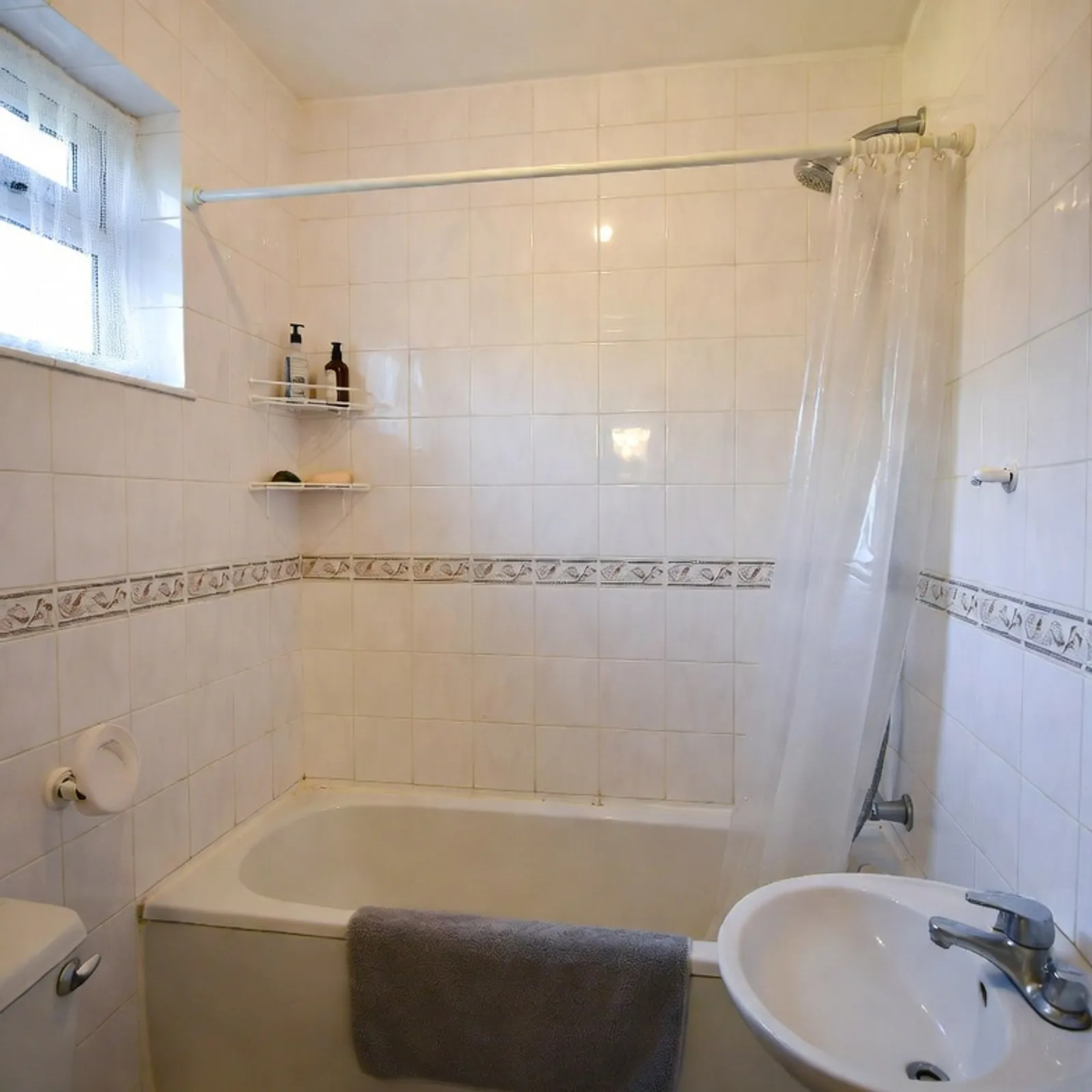 Room in Glasnevin, Dublin - Image 2